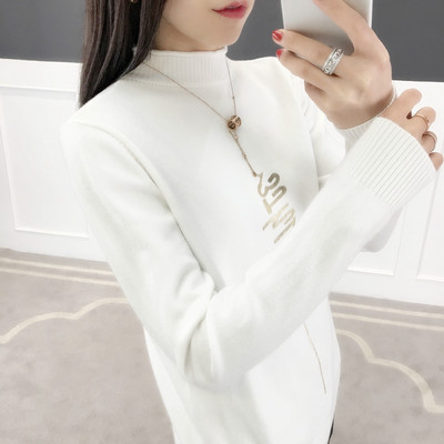 Alkalmi női pulóver magas gallérral és felirattal