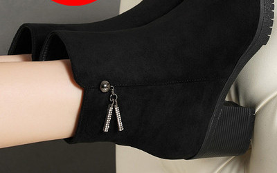 Velúr női csizma fém díszítéssel, 5 cm vastag sarokkal