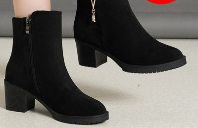 Velúr női csizma fém díszítéssel, 5 cm vastag sarokkal