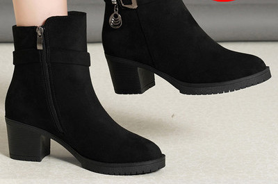 Velúr női csizma fém díszítéssel, 5 cm vastag sarokkal