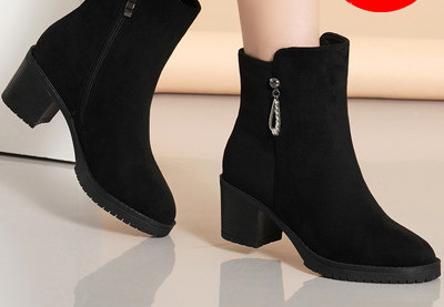 Velúr női csizma fém díszítéssel, 5 cm vastag sarokkal