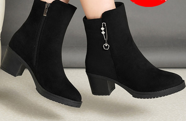 Velúr női csizma fém díszítéssel, 5 cm vastag sarokkal