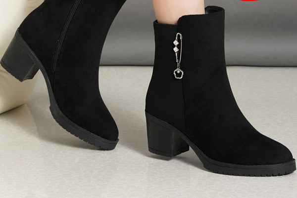 Velúr női csizma fém díszítéssel, 5 cm vastag sarokkal