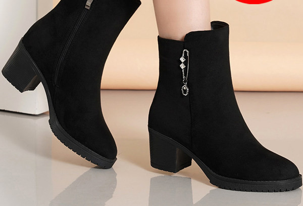 Velúr női csizma fém díszítéssel, 5 cm vastag sarokkal