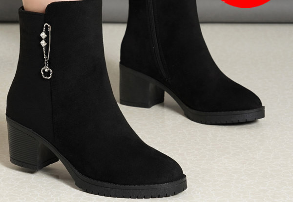 Velúr női csizma fém díszítéssel, 5 cm vastag sarokkal
