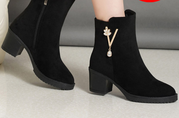 Öko velúrból készült női csizma alacsony sarkú fém díszítéssel