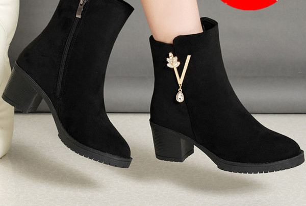 Öko velúrból készült női csizma alacsony sarkú fém díszítéssel