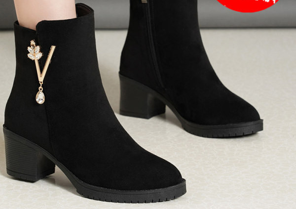 Öko velúrból készült női csizma alacsony sarkú fém díszítéssel