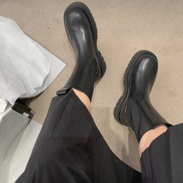 Modern női csizma masszív durva talppal