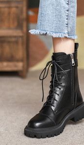 Női alkalmi csizma durva csatos talppal és cipzárral