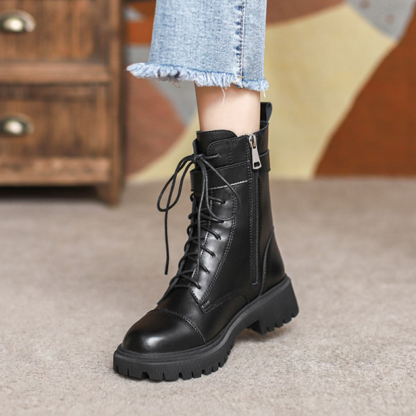 Női alkalmi csizma durva csatos talppal és cipzárral