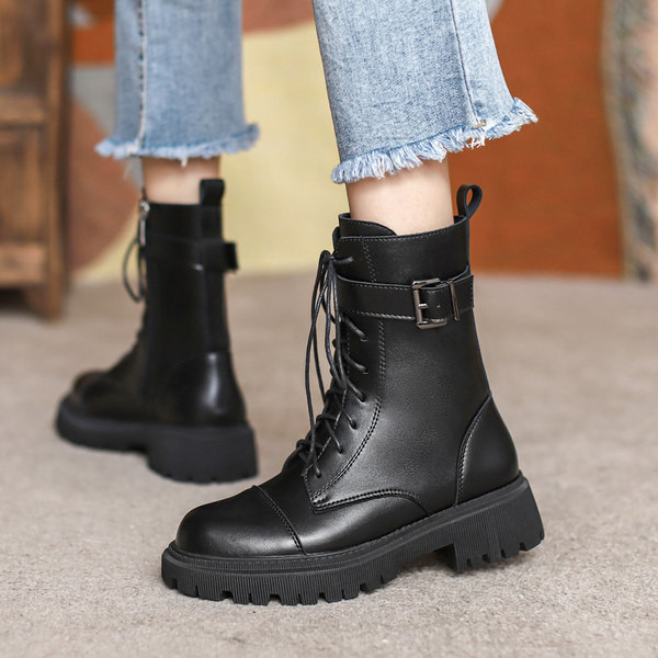 Női alkalmi csizma durva csatos talppal és cipzárral