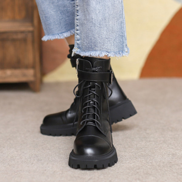 Női alkalmi csizma durva csatos talppal és cipzárral