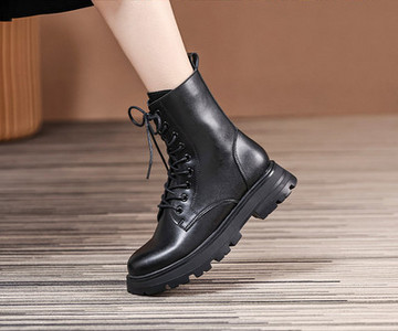 Női bőrcsizma fűzővel - két színben
