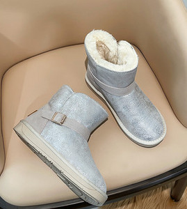 Női csizma két modell fém lánccal és csattal