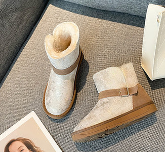 Női csizma két modell fém lánccal és csattal