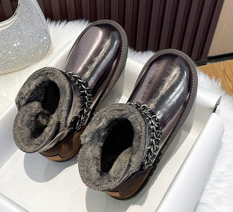 Női csizma két modell fém lánccal és csattal