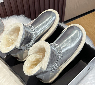 Női csizma két modell fém lánccal és csattal