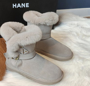 Alkalmi női csizma csattal és pehellyel