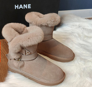 Alkalmi női csizma csattal és pehellyel