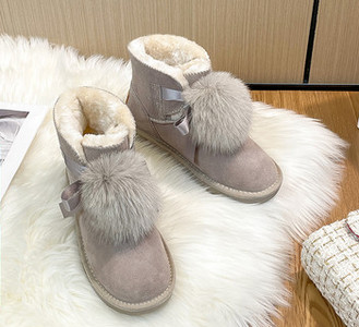 Alkalmi női csizma csattal és pehellyel