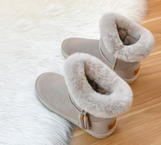 Alkalmi női csizma csattal és pehellyel