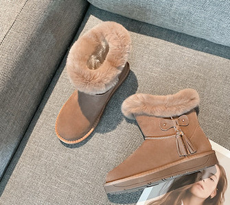 Alkalmi női csizma csattal és pehellyel