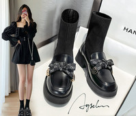 Modern női csizma fekete szalaggal