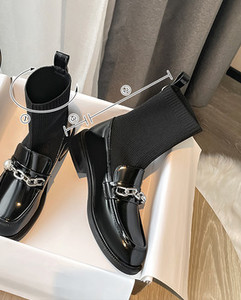 Modern női csizma fekete szalaggal