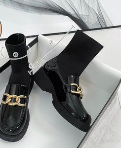 Modern női csizma fekete szalaggal