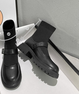 Modern női csizma fekete szalaggal