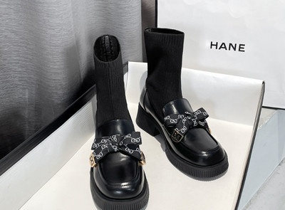 Modern női csizma fekete szalaggal