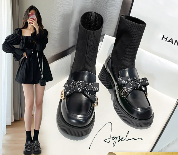 Modern női csizma fekete szalaggal