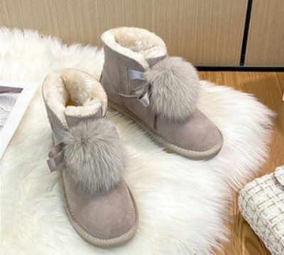 Modern női csizma két modellben, pehellyel