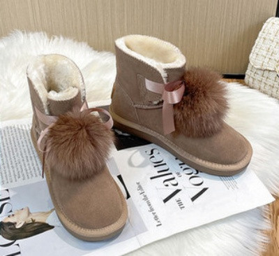 Modern női csizma két modellben, pehellyel