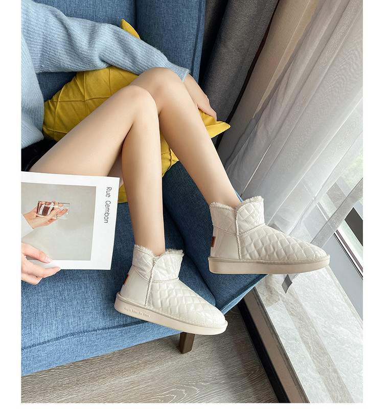 Modern női csizma két modellben, pehellyel