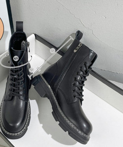 Új, durva talpú női bőrcsizma modell