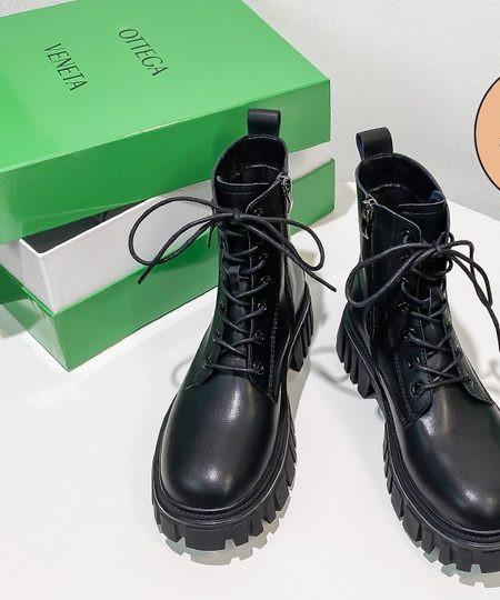 Új, durva talpú női bőrcsizma modell