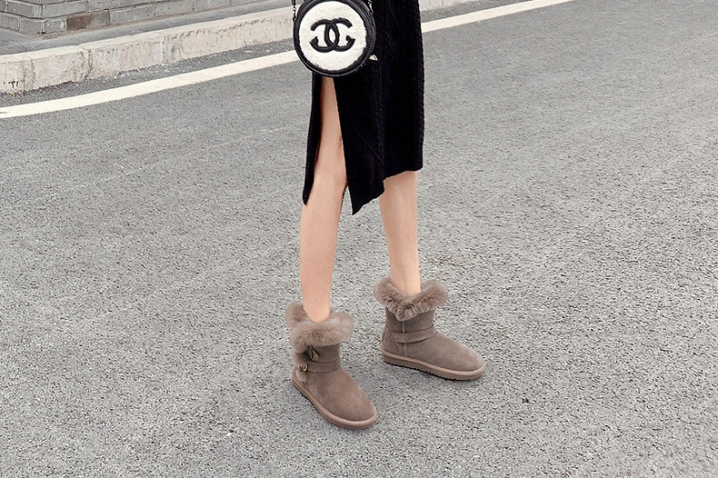 Modern női velúr csizma csattal és pehellyel