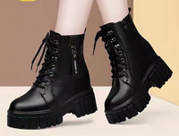 Öko bőrből készült női csizma fűzővel, magas talppal 8 cm