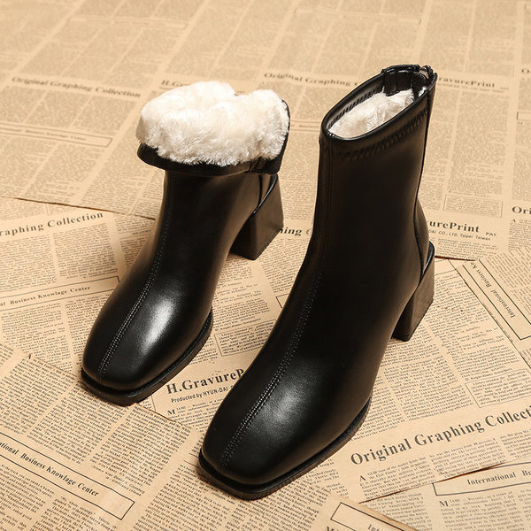 Modern női bőrcsizma pehely- és magassarkúval