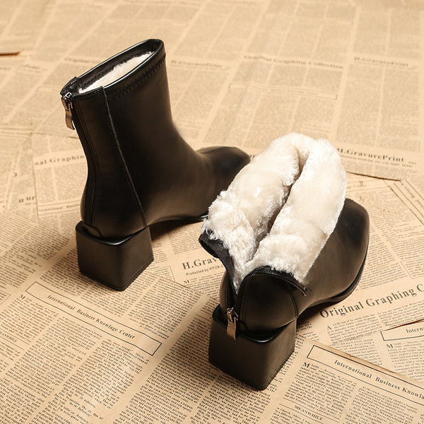 Modern női bőrcsizma pehely- és magassarkúval