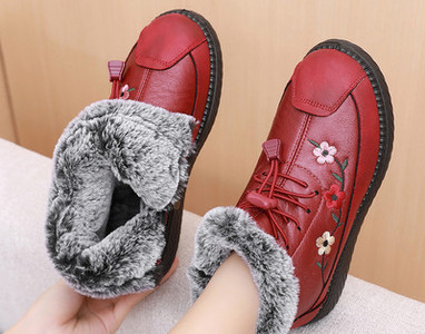 Női alkalmi csizma meleg béléssel és hímzett virágokkal