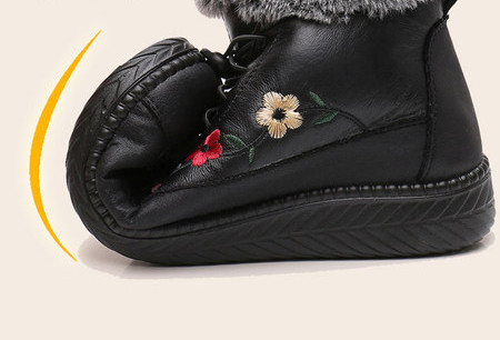 Női alkalmi csizma meleg béléssel és hímzett virágokkal