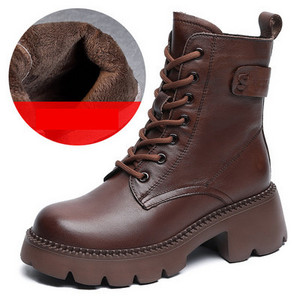 Moodsad pruuni ja musta krobelise tallaga naiste nahast saapad