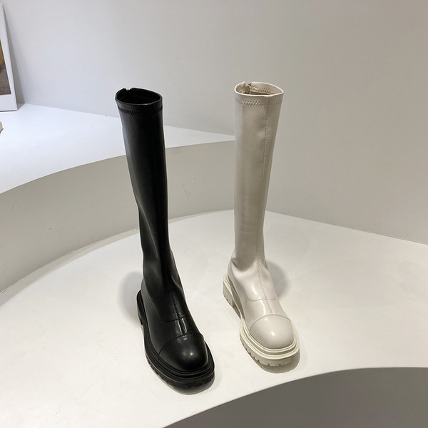 Naiste valge ja musta värvi nahast saapad - tasase tallaga