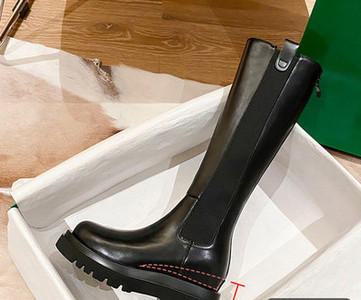 Női bőrcsizma magas talppal, fekete színben