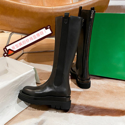 Női bőrcsizma magas talppal, fekete színben