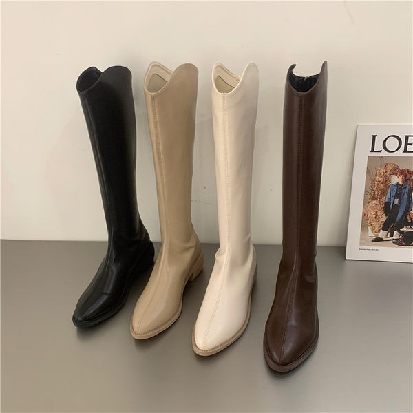 Naiste nahast saapad neljas värvitoonis