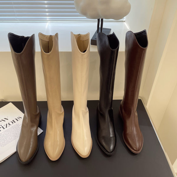 Naiste nahast saapad neljas värvitoonis